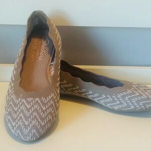 Skechers Cleo 2.0 ballet flats Taupe Gray  Knit Air-Cooled Memory Foam insoles.